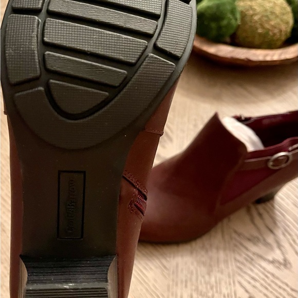 Croft and Barrow Burgundy Ortholite Women’s shoes - Picture 2 of 3